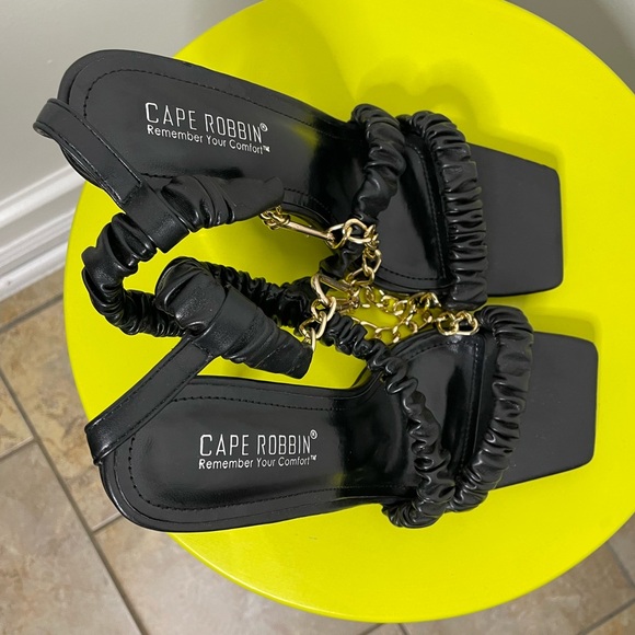 Chic Comfort: Size 10 Black and Gold Heels by Cape Robbi - Picture 5 of 6